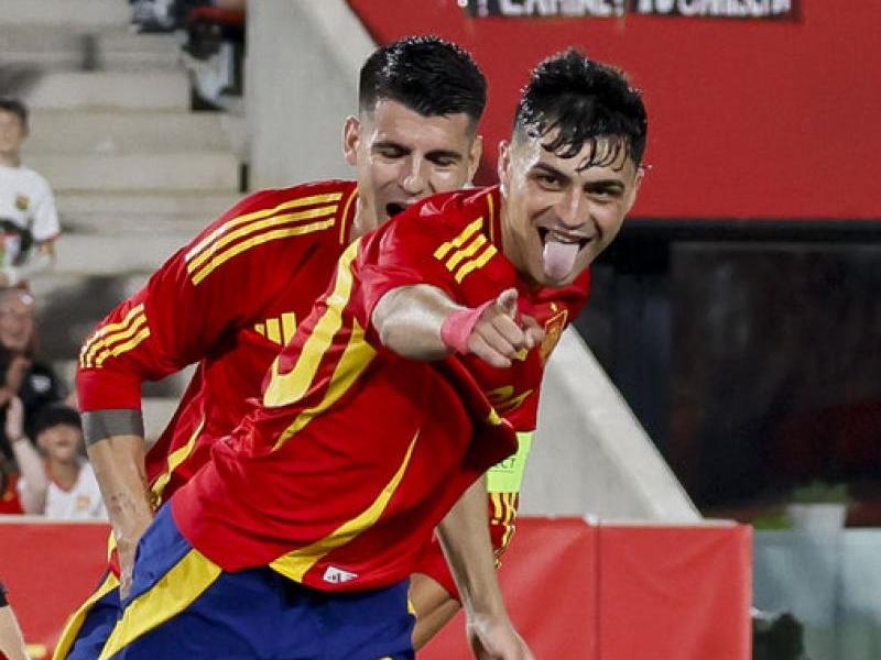 Pedri celebra un gol amb la selecció espanyola