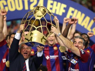 Carlos Ortega alça el trofeu de la Champions amb el president Joan Laporta