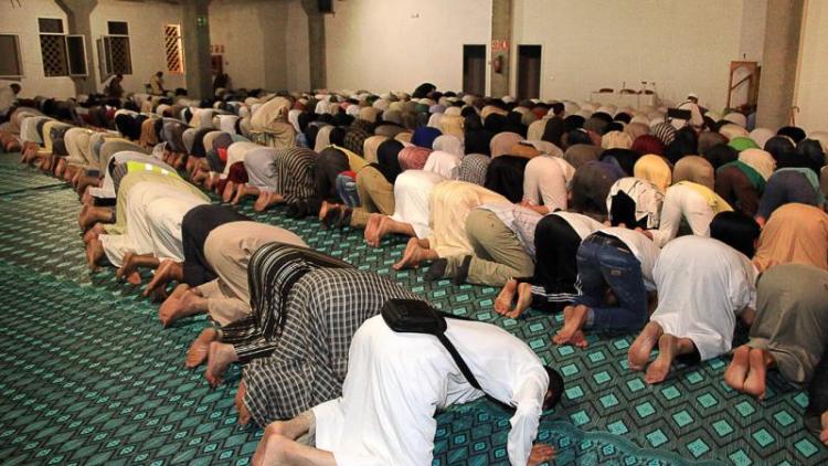 Moment de l’oració durant el ramadà a la mesquita de Salt