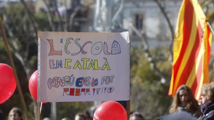 Una pancarta que defensa l’escola en català que “ningú ens pot robar”, en una manifestació a favor de la immersió lingüística a Barcelona