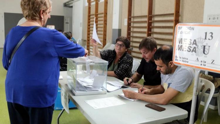 Una dona diposita el seu vot a l’urna a l’escola Magí Morera de Lleida