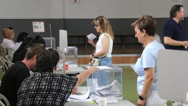 Votants esperen per dipositar el seu vot a l’urna a l’escola Magí Morera de Lleida