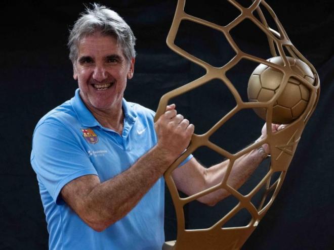 Carlos Ortega, somrient, sosté el trofeu de la Champions aconseguit diumenge a Colònia