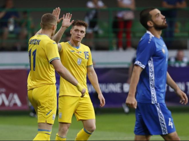 Dovbyk i Tsyngakov celebrant un dels gols que han anotat avui contra Moldàvia en la prèvia de l’Eurocopa.