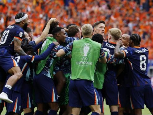 Els jugadors neerlandesos celebren el gol del triomf de Weghorst