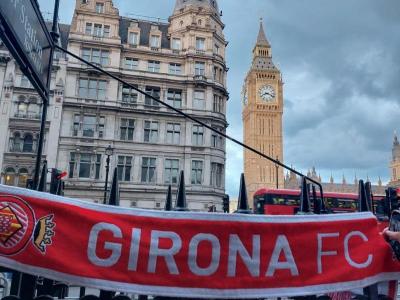 La bufanda del Girona amb el Big Ben al fons