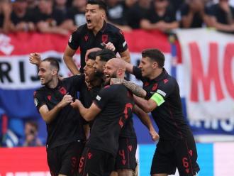Els jugadors d’Albània celebren l’empat a 2 en el darrer duel contra Croàcia