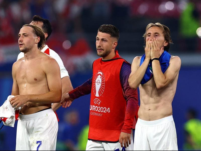 Els jugadors de Croàcia , amb Luka Modric en primer pla, capcots al final del matx