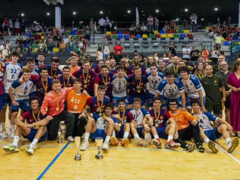 Foto de família entre els jugadors del Barça i el Granollers, protagonistes de l’última final disputada a Martorell