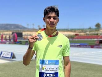 Elvin Josué Canales , amb la medalla de plata aconseguida en els 800 m del campionat d’Espanya