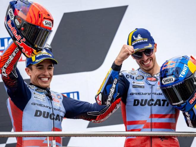 Marc i Àlex Márquez en el podi del GP d’Alemanya
