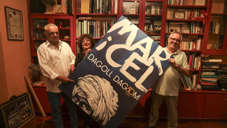Miquel Periel, Anna Rosa Cisquella i Joan Lluís Bozzo, aguantant el cartell del ‘Mar i cel’ que preparen pel seu 50è aniversari