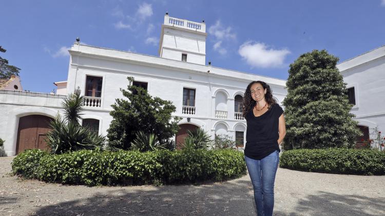 Elena Juncosa, davant del Mas Miró de Mont-roig del Camp, que el 2018 va obrir com a museu