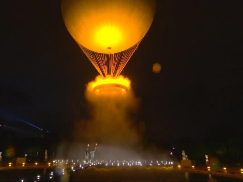 El peveter, un globus aerostàtic, ja il·lumina el cel de París