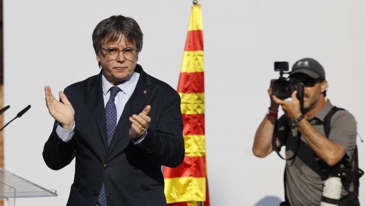 Puigdemont apareixent dalt de l’escenari de l’Arc de Triomf aquest matí.