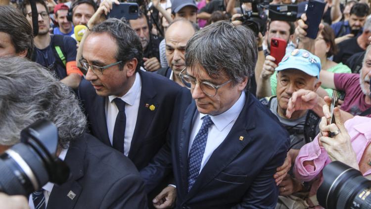 Puigdemont arribant a l’Arc de Triomf acompanyat del president del Parlament, Josep Rull.