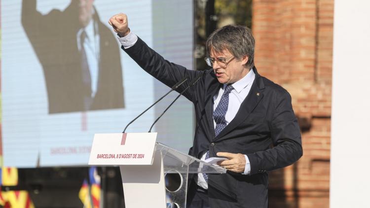 Puigdemont apareixent dalt de l’escenari de l’Arc de Triomf  de Barcelona aquest matí.