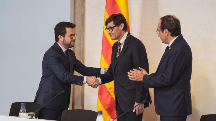 Salvador Illa felicitat pel president sortint, Pere Aragonès i el president del Parlament, Josep Rull