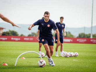 Abel Ruiz en acció durant una sessió d’entrenament del GIrona a la Massana