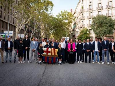 La comitiva culer en l’ofrena floral al monument de Rafael Casanova