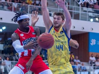 Ike Iroegbu, en una acció del partit davant de Lammers, ahir a Tarragona