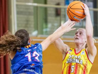 Klara Lundquist en la parada i tir del 20-12. La base sueca, 22 punts en 24 minuts i mig