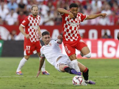 Danjuma, en un duel amb Carmona l’últim partit abans de l’aturada, a Sevilla