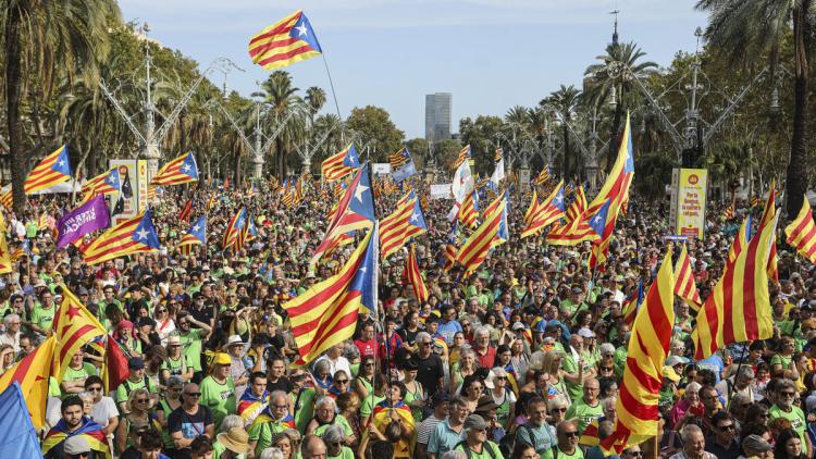 Desenes de milers de persones es van aplegar al passeig Lluís Companys, on es van fer els discursos finals de la manifestació de la Diada a Barcelona.