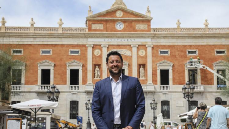 Rubén Viñuales, davant de l’ajuntament, amb la façana recentment restaurada