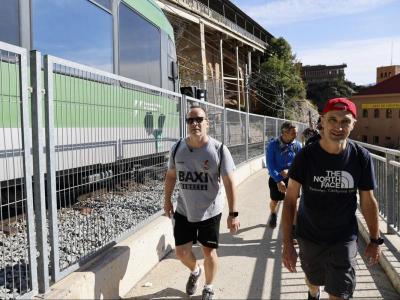 Ocampo amb els ajudants i periodistes cap a Montserrat