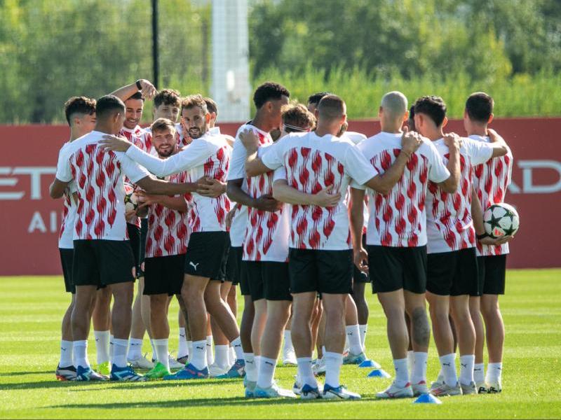 Els jugadors del Girona formant dues rotllanes durant l’últim entrenament efectuat a la GFA de la Massana, abans de viatjar cap a París i debutar avui en la Champions