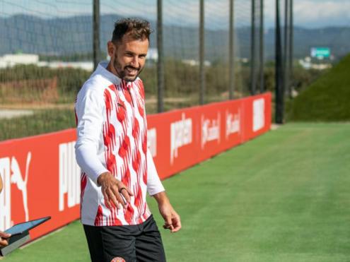 Cristhian Stuani surt al camp per fer l’entrenament previ al partit