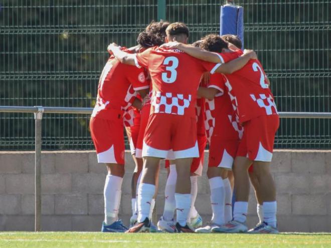 Els jugadors del juvenil celebren un gol