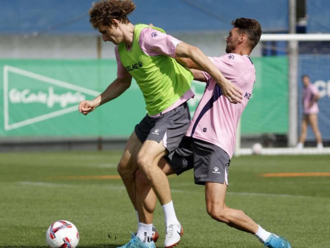 Alex Král i Sergi Gómez, en un entrenament