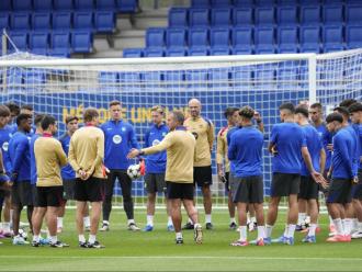 Hansi Flick amb els jugadors en l’entrenament d’ahir