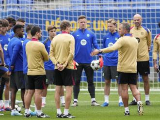 Hansi Flick amb els jugadors en l’entrenament d’ahir