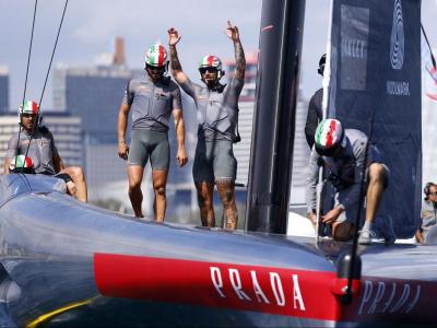 La tripulació del Luna Rossa celebra la classificació per a  la final de la copa Louis Vuitton