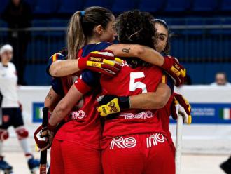 Les jugadores de la selecció espanyola fan pinya en un partit a Novara