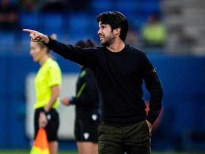 Romeu dona instruccions a les seves jugadores