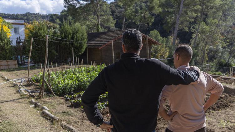 Usuaris de l’hort terapèutic de Projecte Home a Montcada