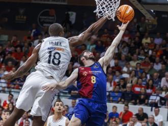 Brizuela , que va ser el millor del Barça amb Parker, intenta evitar el tap d’Ibaka