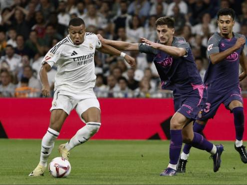 Kumbulla, en una acció del partit amb Mbappé