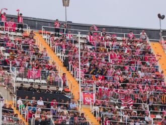 Els aficionats gironins desplegats ahir a Mestalla, al centre de la imatge l’estalada