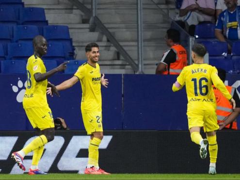 Ayoze celebra amb els seus companys del Vila-real el seu doblet d’ahir a l’RCDE Stadium