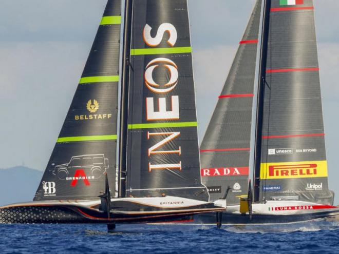 L’‘Ineos’ i el ‘Luna Rossa’ durant la regata que no s’ha completat