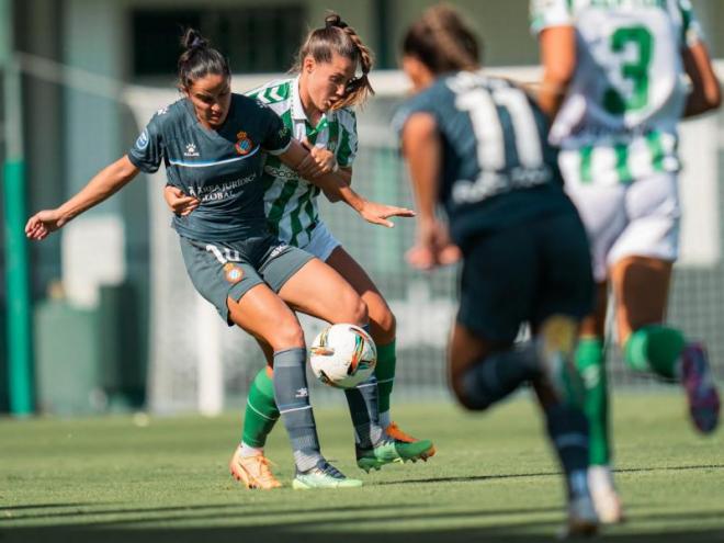 Una acció del partit disputat a la Ciudad Deportiva Luis Del Sol entre el Betis i l’Espanyol