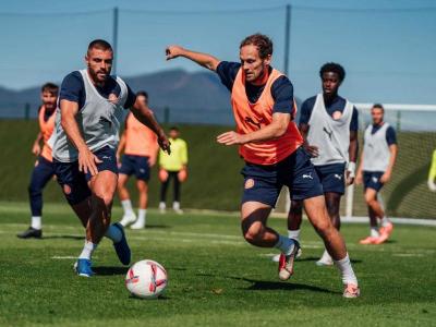 David López i Daley Blind durant l’últim entrenament del Girona abans del desplaçament a Vigo per enfrontar-se al Celta