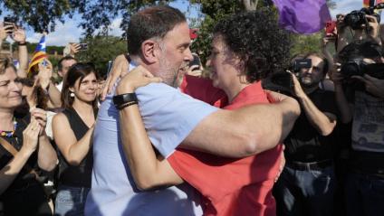 Oriol Junqueras s'abraça amb Marta Rovira