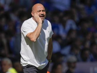 Manolo González dona instruccions des de l’àrea tècnica en el partit d’avui a l’RCDE Stadium contra el Mallorca