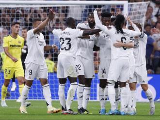 El conjunt blanc celebrant el gol de Fede Valverde al primer quart d’hora de joc.